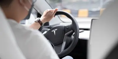 Tesla FSD en Europe : le vote décisif repoussé à décembre