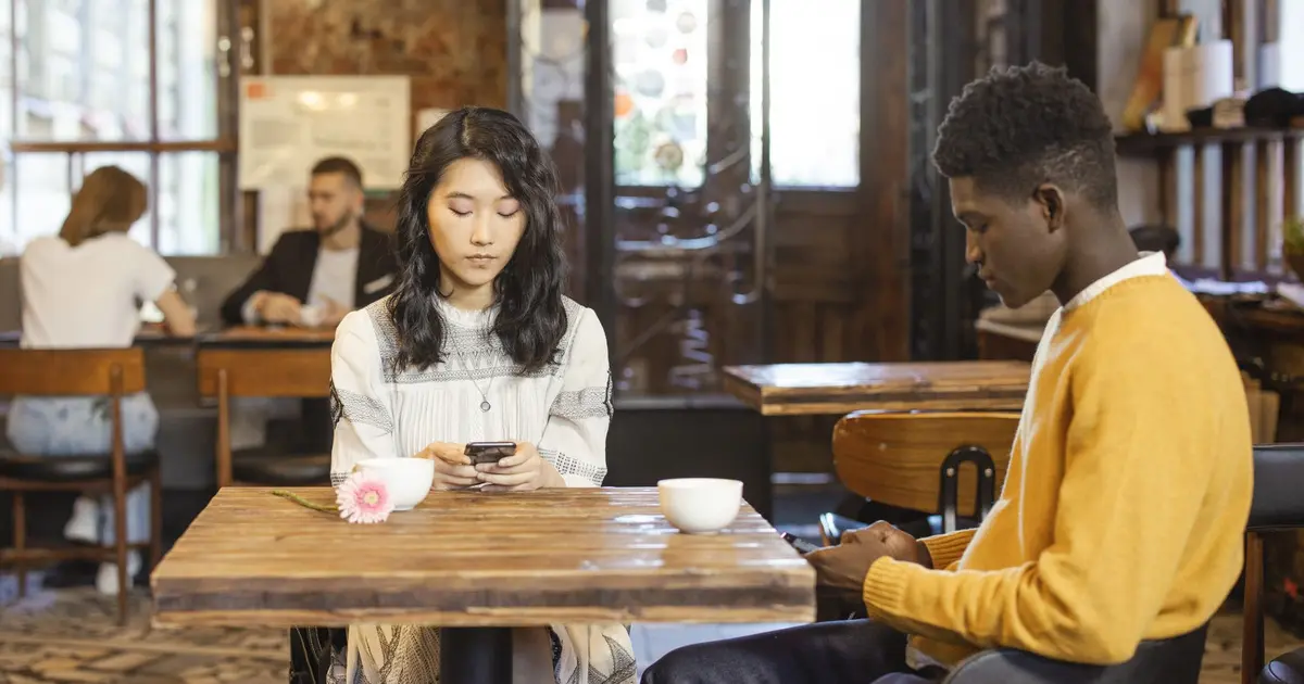 Dating : pourquoi Hinge et les apps mobilisent nos amis